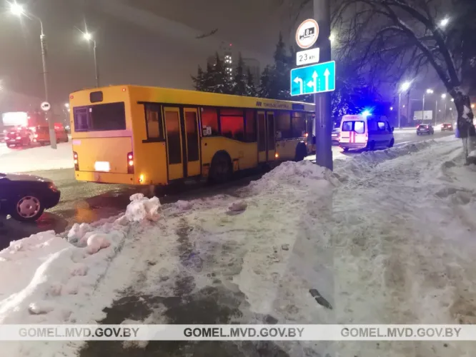 В Гомеле автобус сбил женщину. Ее госпитализировали