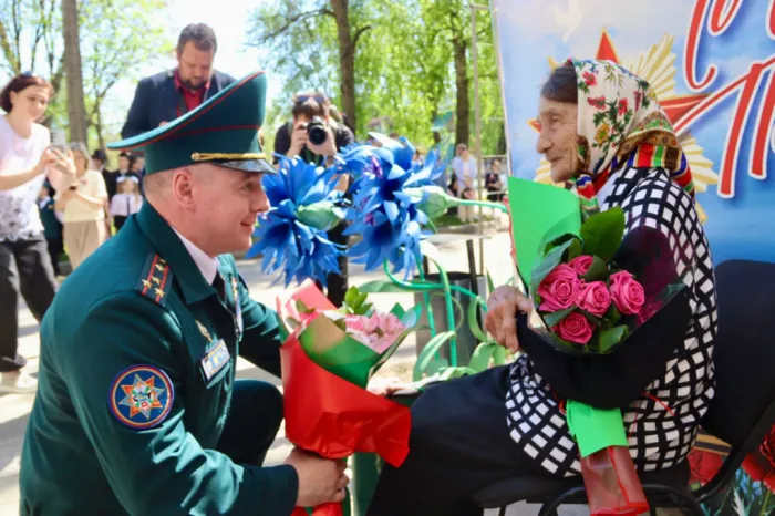 Парад под окном ветерана провели в Гомеле школьники и юные спасатели