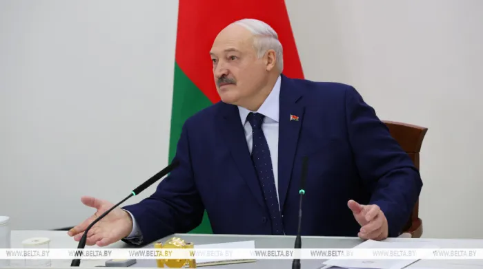 "Если вы дураки, идите". Лукашенко рассказал, как беглые готовили "недомитинг" в Варшаве в день выборов