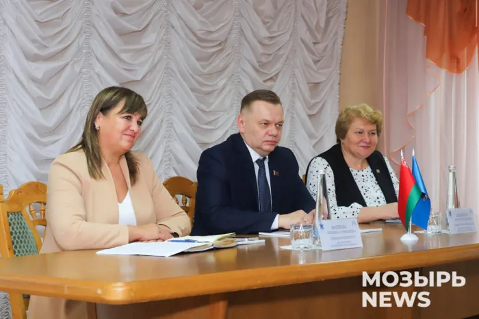 Заместитель председателя облисполкома Дмитрий Алейников провел прямую линию в Мозыре и встретился с коллективом ДСК