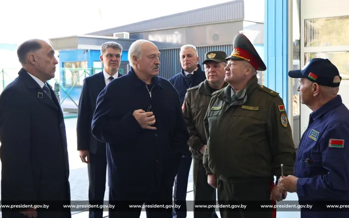 Лукашенко посетил Минский аэроклуб ДОСААФ