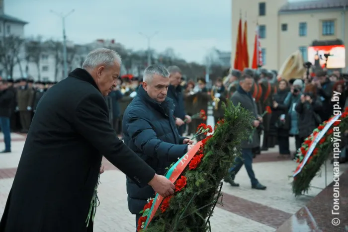 Участники мероприятий, посвященных 82-й годовщине освобождения Гомеля от немецко-фашистских захватчиков, возложили цветы на площади Восстания областного центра