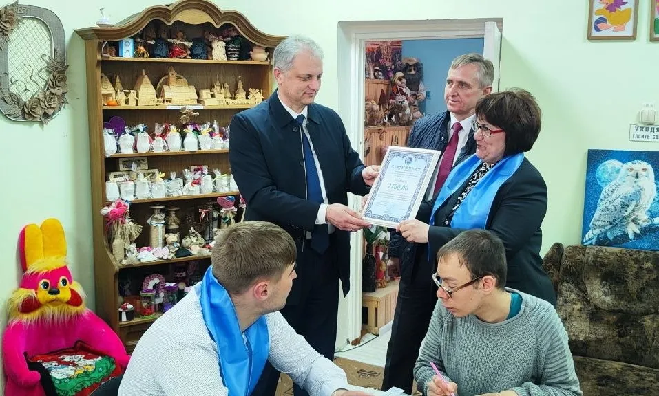 В Наровлянском районе профсоюзы вручили денежные сертификаты Демидовской базовой школе и ТЦСОН