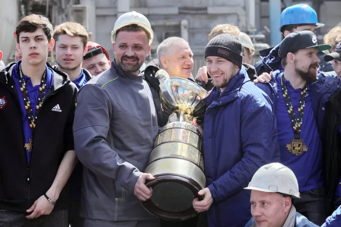 «Мы чемпионы!»: хоккеисты жлобинского "Металлурга" привезли Кубок Президента на БМЗ 