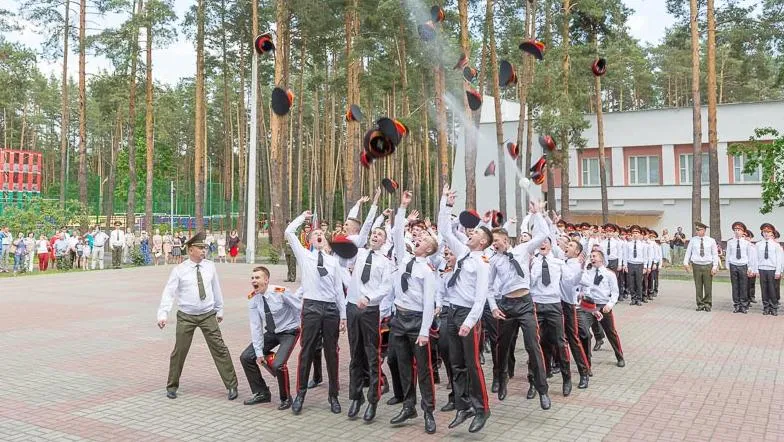 Прощание со знаменем и фуражки в небе: выпускники лицея МЧС получили аттестаты