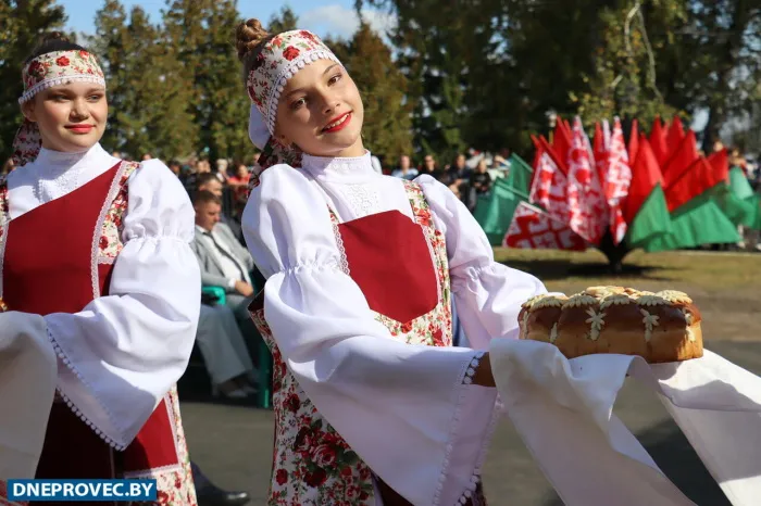В агрогородке Ровенская Слобода Речицкого района проходит районный фестиваль тружеников села «Дажынкі-2025»