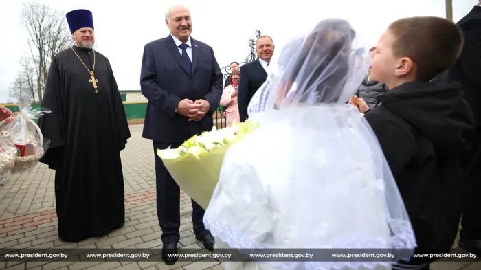 Лукашенко на Пасху приехал в храм Святителя Николая Чудотворца в Шкловском районе