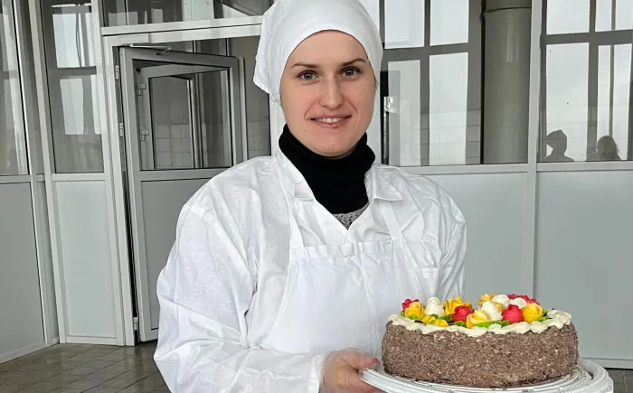 Кондитер Мозырского хлебозавода радует покупателей вкусными и красивыми тортами «как в детстве»