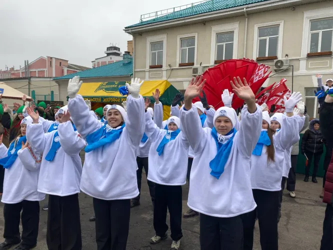 У Гомельского жирового комбината прошел флешмоб общественных объединений и политических партий Новобелицкого района