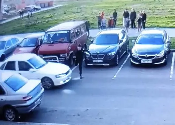 Допрыгался... В Жлобине в отношении подростка, прыгнувшего на авто, возбуждено уголовное дело