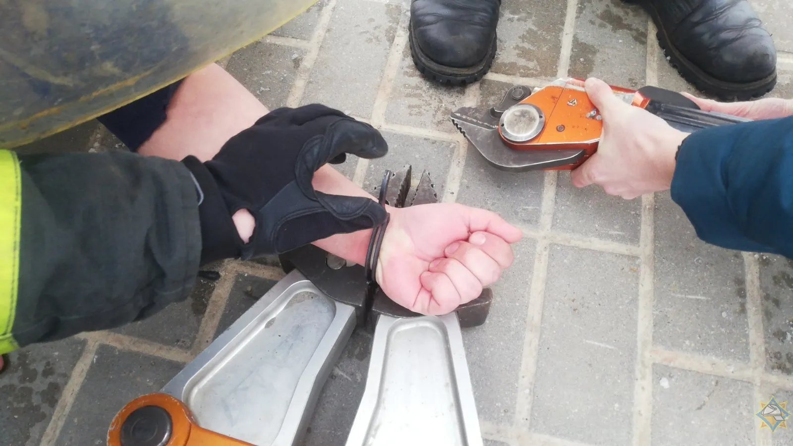 В Гомеле спасатели оказали помощь подросткам, неосторожно поигравшим с наручниками