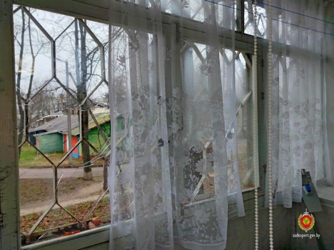 Скрытая привычка довела до уголовного дела: в Гомеле женщина разбила окно соседки бутылкой   