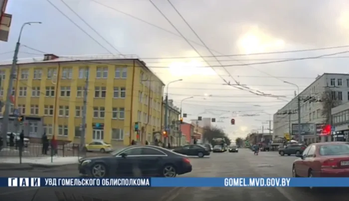 За проезд на красный свет на оживленном перекресте в Гомеле к ответственности привлекли двух водителей