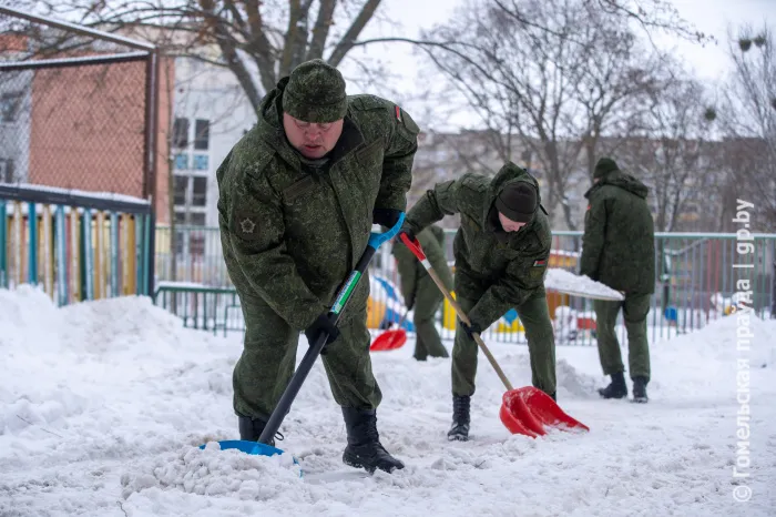 Член Совета Республики Андрей Кривоносов и военнослужащие Гомельского гарнизона присоединились к уборке снега в областном центре