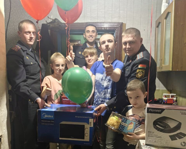 Чечерские милиционеры направили компенсацию на помощь многодетной семье