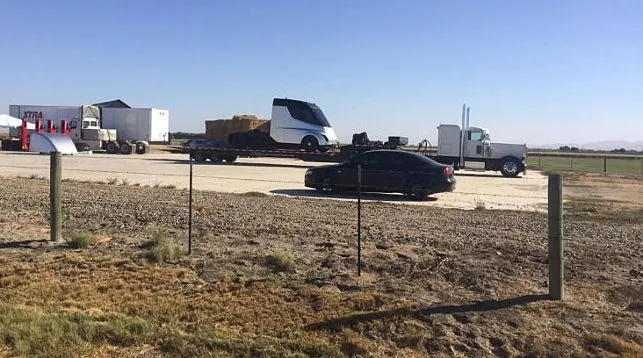 Шпионское фото электрогрузовика Tesla появилось в Сети 