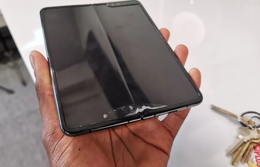 Samsung с гибким экраном ломается через несколько дней использования