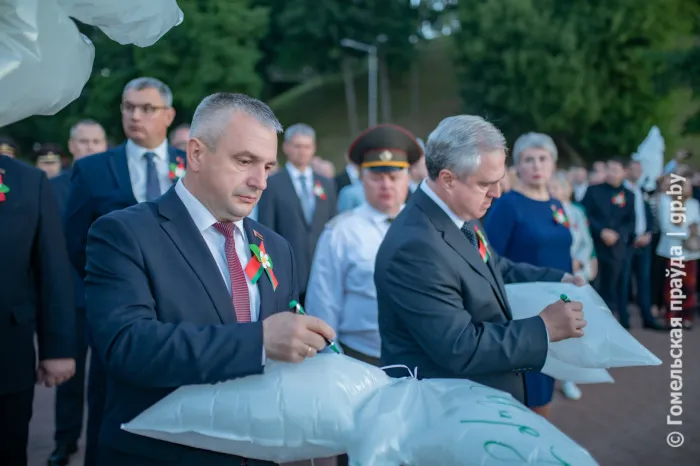 В белых превратились голубей… В Гомеле памятные мероприятия стартовали на набережной Сожа