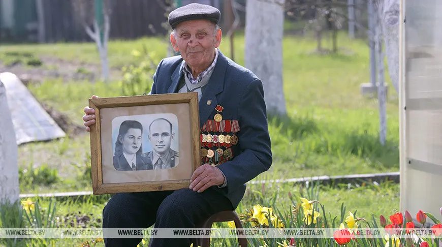 ФОТОФАКТ: Накануне 76-го Дня Победы ветеран ВОВ Владимир Будович из Петрикова принимает поздравления