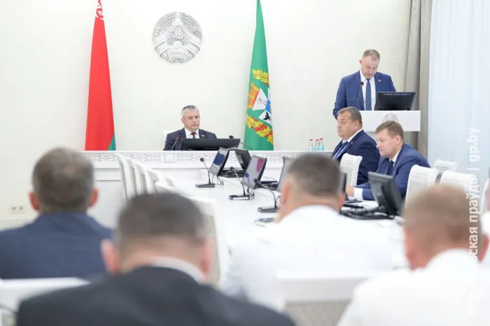 Жатва зерновых началась. На совещании в облисполкоме обсудили особенности начала страды, готовность техники, другие вопросы АПК