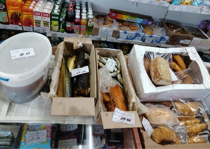 Просрочка, отсутствие ценников и овощей: КГК Гомельской области выявил нарушения в 14 сельских магазинах 
