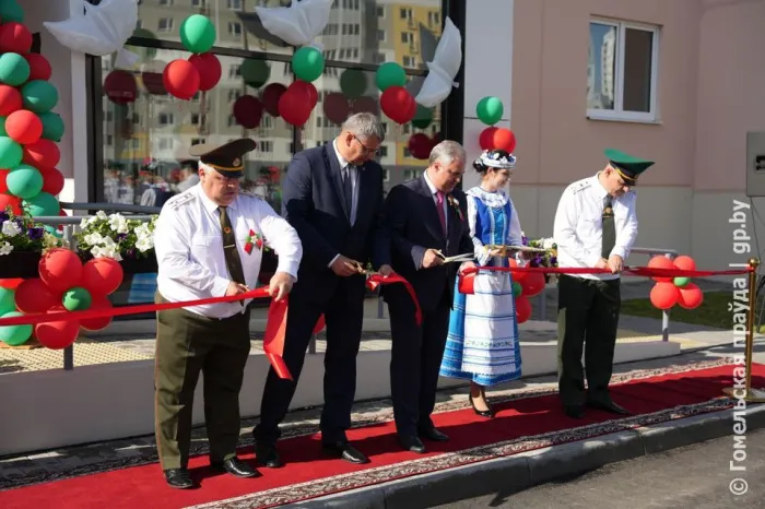 С новосельем! Дом для военнослужащих на сорок квартир открыли в Гомеле