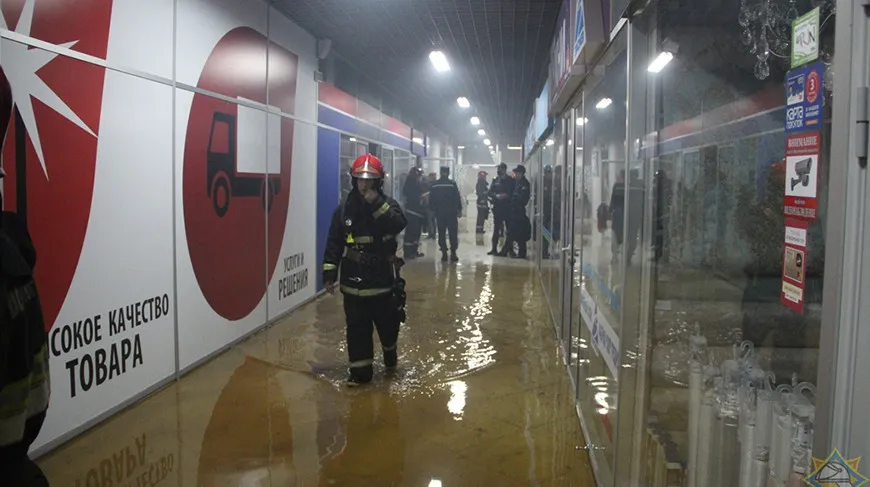 В Гомеле загорелся магазин, расположенный в торговом центре "Мандарин Плаза"