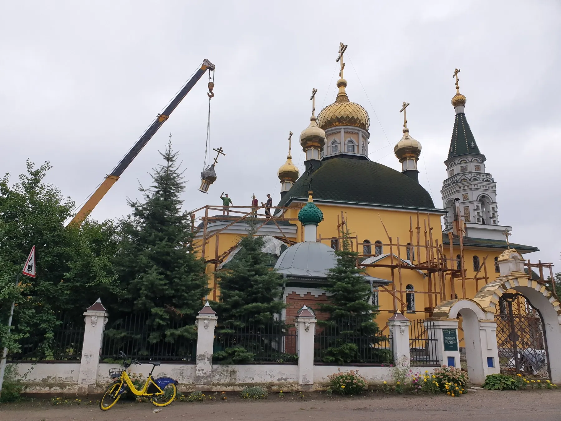 Сегодня в храме святого Сергия Радонежского в Мильче поставили крест на купол