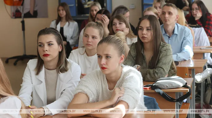 РЕПОРТАЖ: О белорусском ноутбуке и личной трагедии Великой Отечественной. В Гомельском профессионально-техническом колледже бытового обслуживания активно обсуждают открытый урок Президента