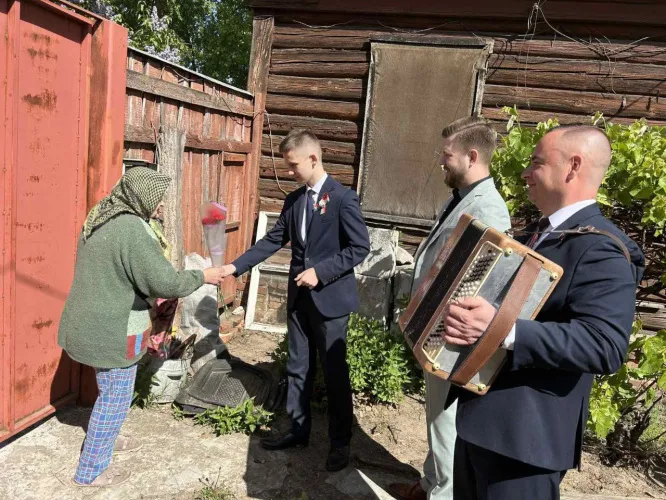 Коммунисты Гомельщины поздравили детей войны с Днем Победы