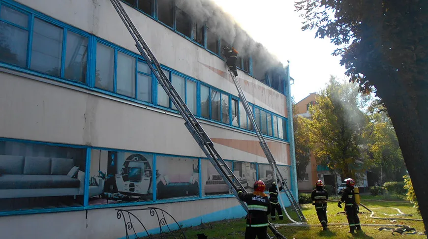 Трехэтажное здание горело в Жлобине