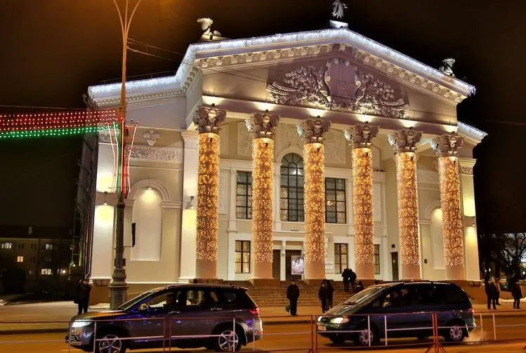 На площади Ленина зажглась новогодняя иллюминация