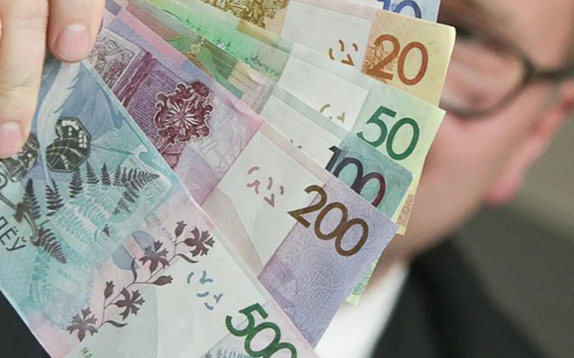 Средняя зарплата в стране подросла и составила 1227,9 рубля