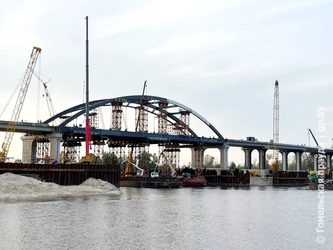 Собрана самая красивая и сложная часть нового моста через Припять – вантовая арка