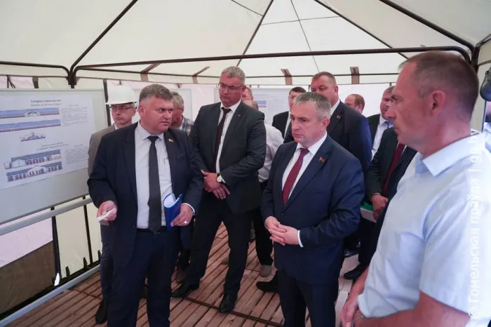 Сдать в срок и точка. Губернатор Иван Крупко посетил строящуюся ферму в Светлогорском районе и провел совещание по развитию молочной отрасли