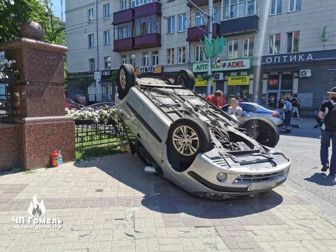 В центре Гомеля перевернулся автомобиль