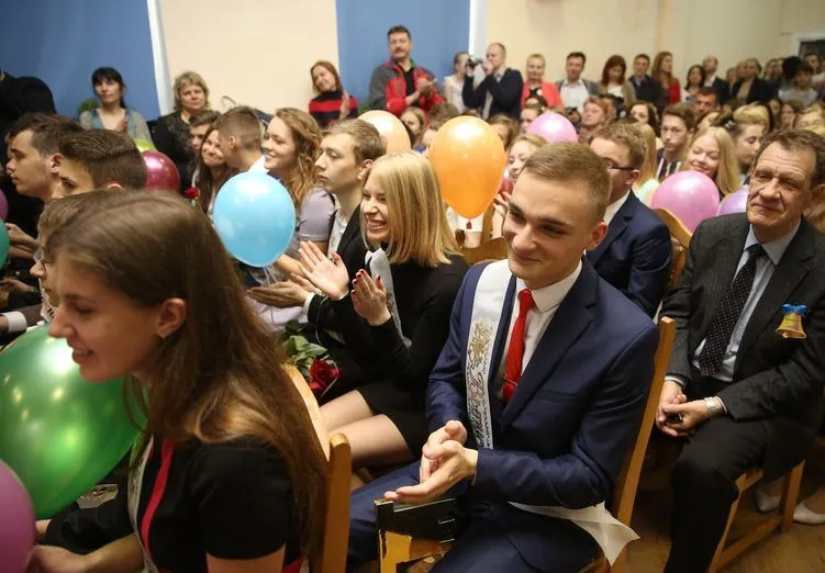 В школах Гомельской области прозвенели последние звонки