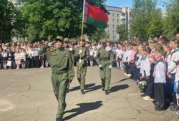 Торжественные линейки, посвящённые окончанию учебного года, прошли в жлобинских школах