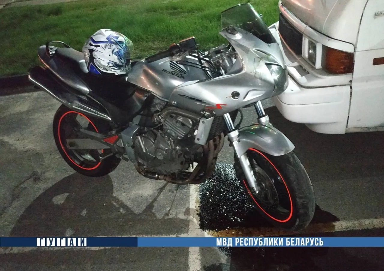 В Гомеле пьяный мотоциклист не справился с управлением и перевернулся. Пострадала пассажирка