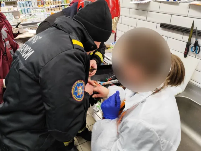 В Гомеле спасатели извлекли палец женщины из кухонного оборудования