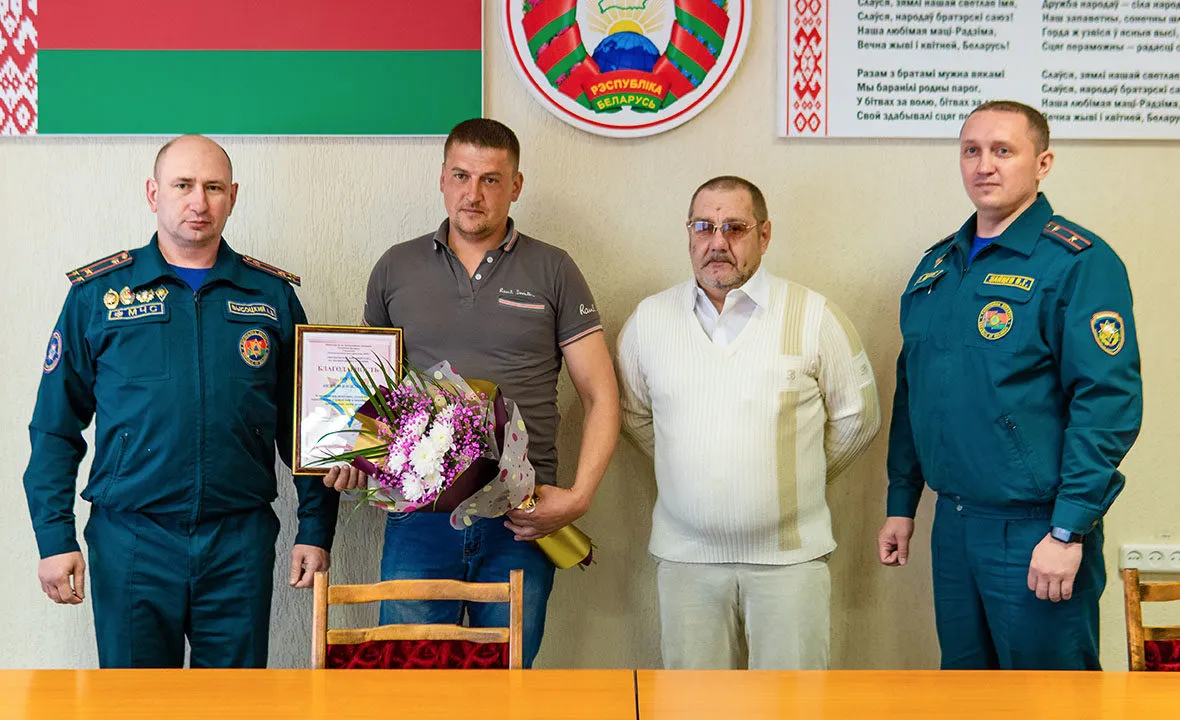 «Ну, какой я герой?»: жителя Светлогорска, спасшего на пожаре семью, чествовали в райотделе по ЧС
