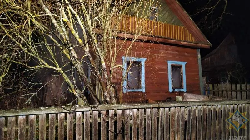 В Наровлянском районе мужчина самостоятельно тушил пожар в доме и пострадал