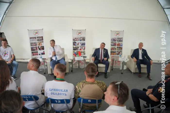 Спорт, дружба, семья, будущее: о чем спрашивали участники международного лагеря «Дружба» губернаторов Брянской и Гомельской областей 