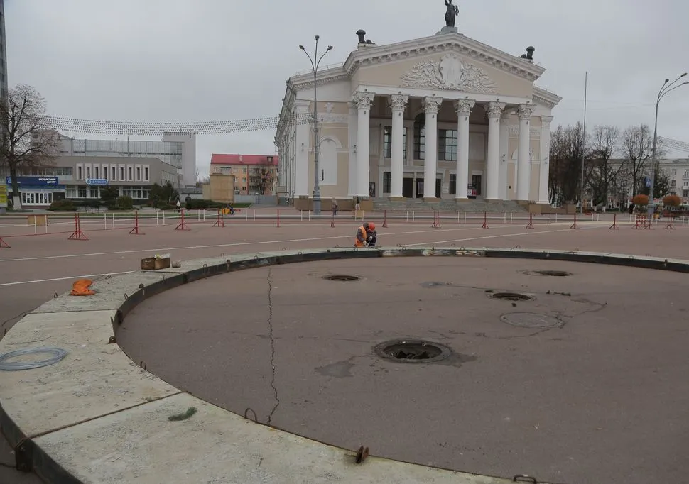 В Гомеле на площади Ленина приступили к монтажу новогодней елки