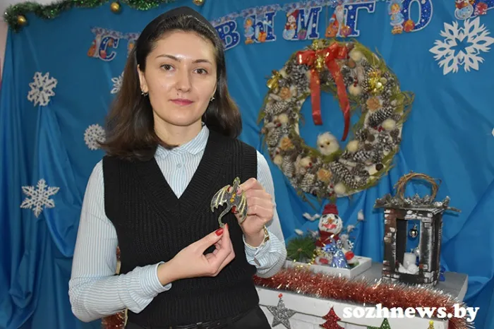 Сюрприз для символа года: мастерица из Зябровки делает уникальные броши из бисера