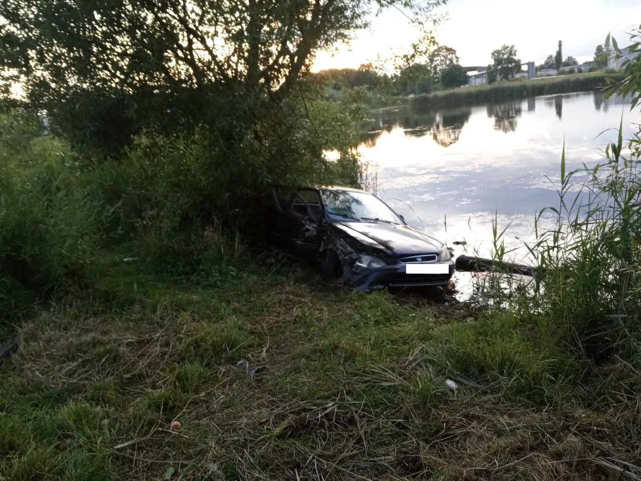 В Гомеле пьяный водитель на «Хонде» вылетел в карьер. Мужчина госпитализирован