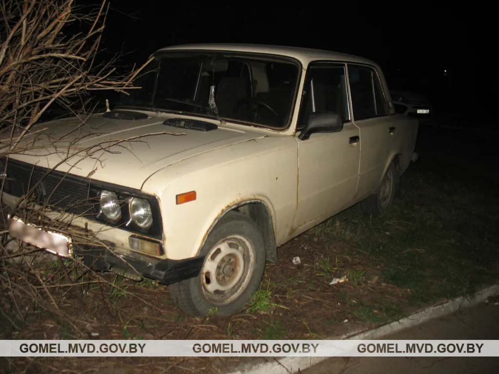Житель Ельского района взял чужое авто и врезался в клумбу