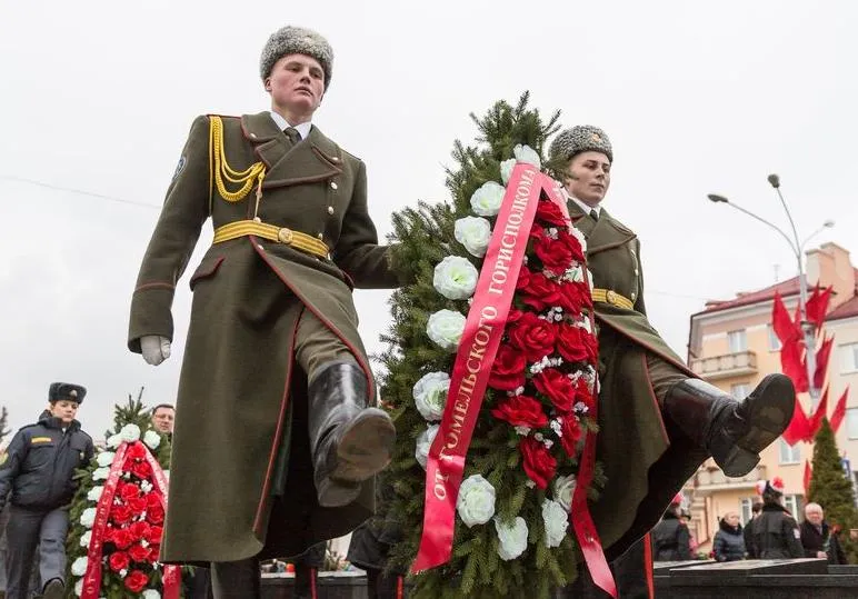 На площади Труда отдали дань памяти освободителям Гомеля