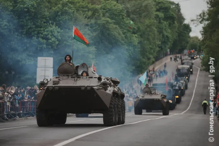 Плечом к плечу, шаг в шаг. Парадом по площади Ленина в Гомеле прошли военнослужащие, кадеты и специализированная техника