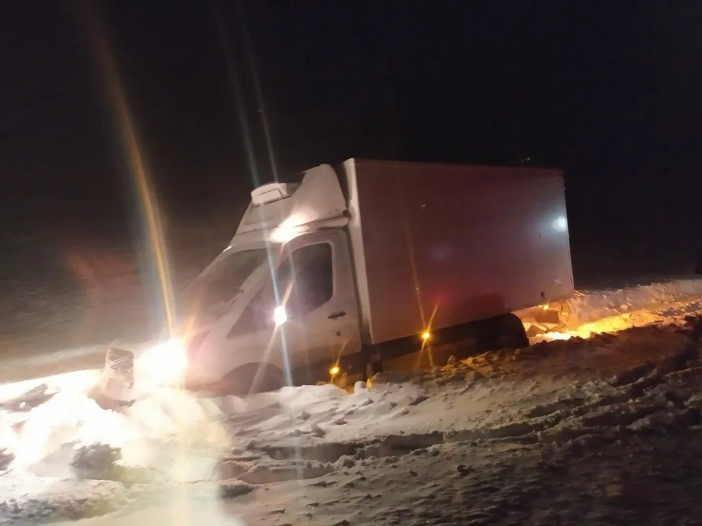 Спасатели Гомельской области помогли застрявшим автомобилистам, перевозившим детей